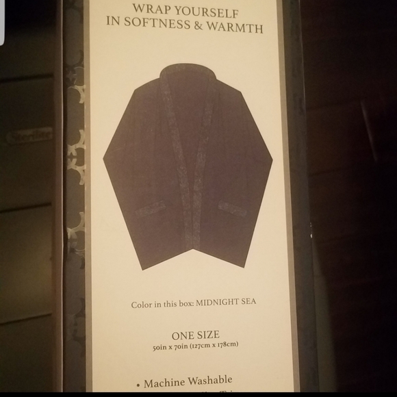 Nwot- cozy plush body wrap - Picture 3 of 7